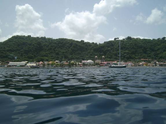 Vista da cidade de St. Pierre, no norte de Martinica, após mergulho em naufrágio